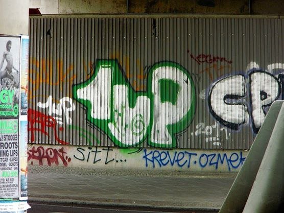 Graffiti Bombing - Photo by GBBI - 1up, oneup, berlin