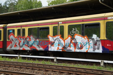 Graffiti Wall - Photo by GBBI - blyk, budy, crossed