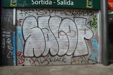 Graffiti Bombing - Photo by GBBI - salop, barcelona