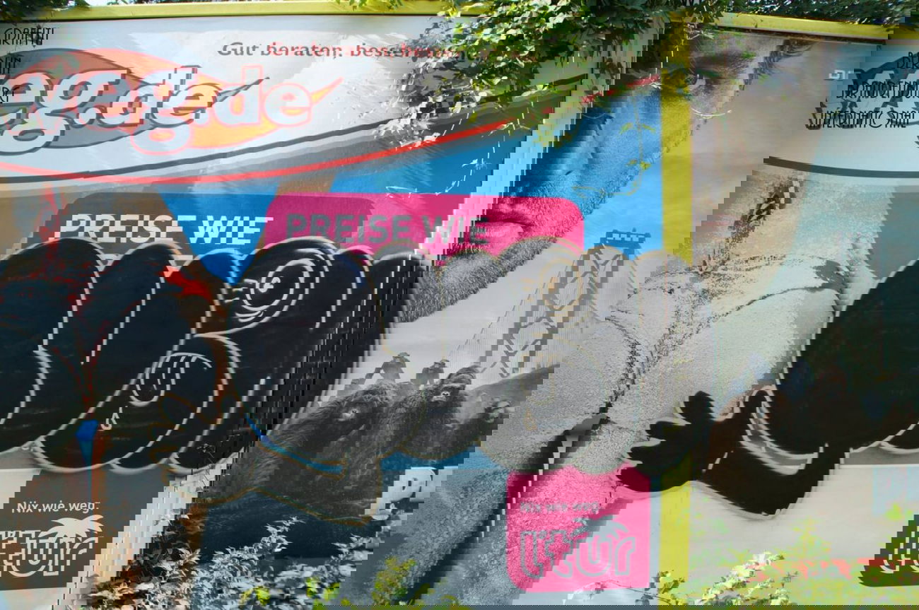 Graffiti Bombing - Photo by GBBI - lush, berlin, lushsux