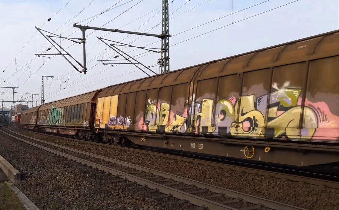 Graffiti Train - Photo by GUETERSLOW