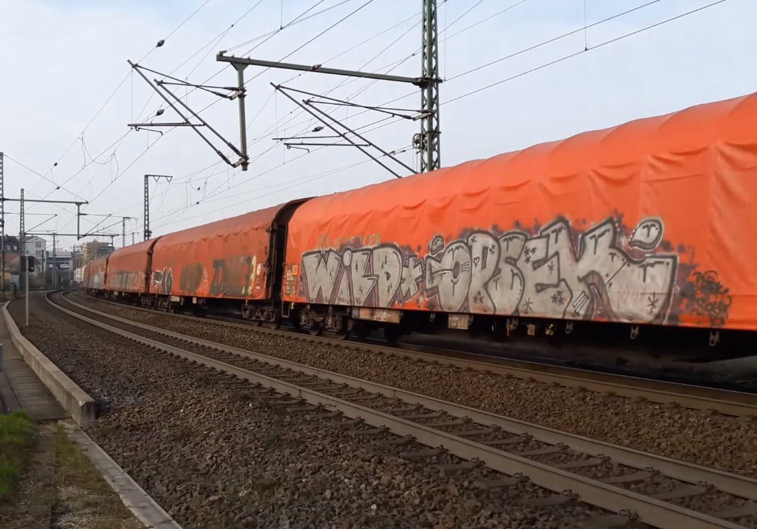 Graffiti Train - Photo by GUETERSLOW