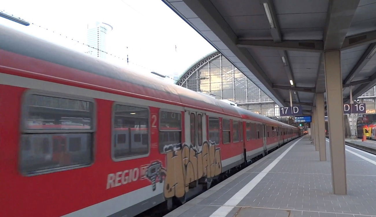 Graffiti Train - Photo by GUETERSLOW