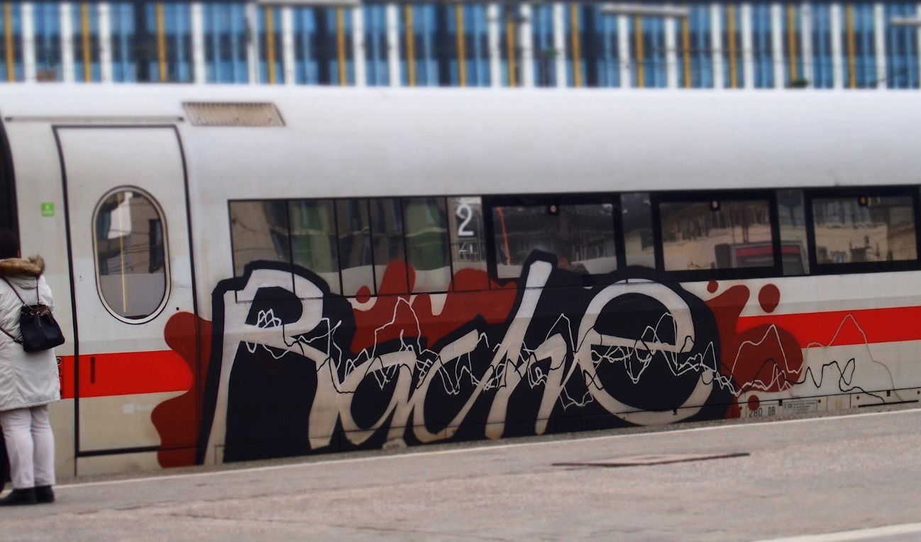 Graffiti Train - Photo by GUETERSLOW - rache