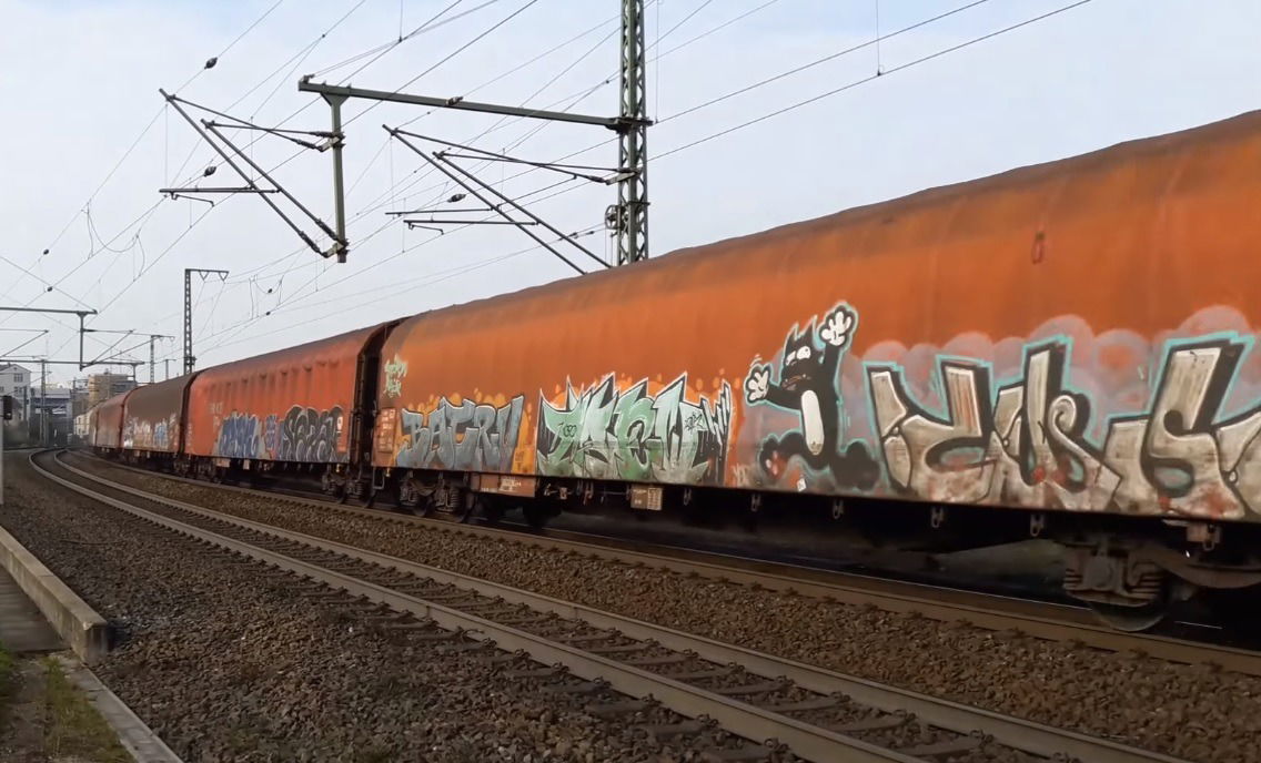 Graffiti Train - Photo by GUETERSLOW