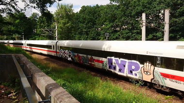 Graffiti Train - Photo by GUETERSLOW - osir, lyp