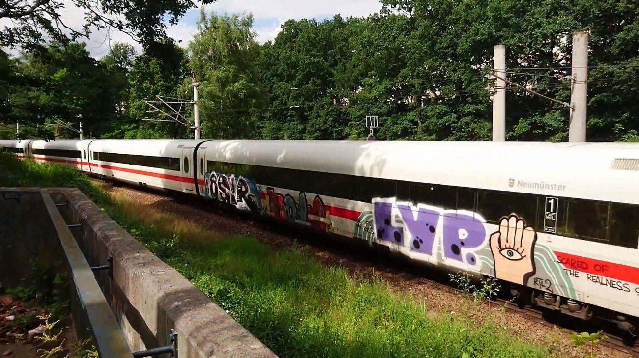 Graffiti Train - Photo by GUETERSLOW - osir, lyp