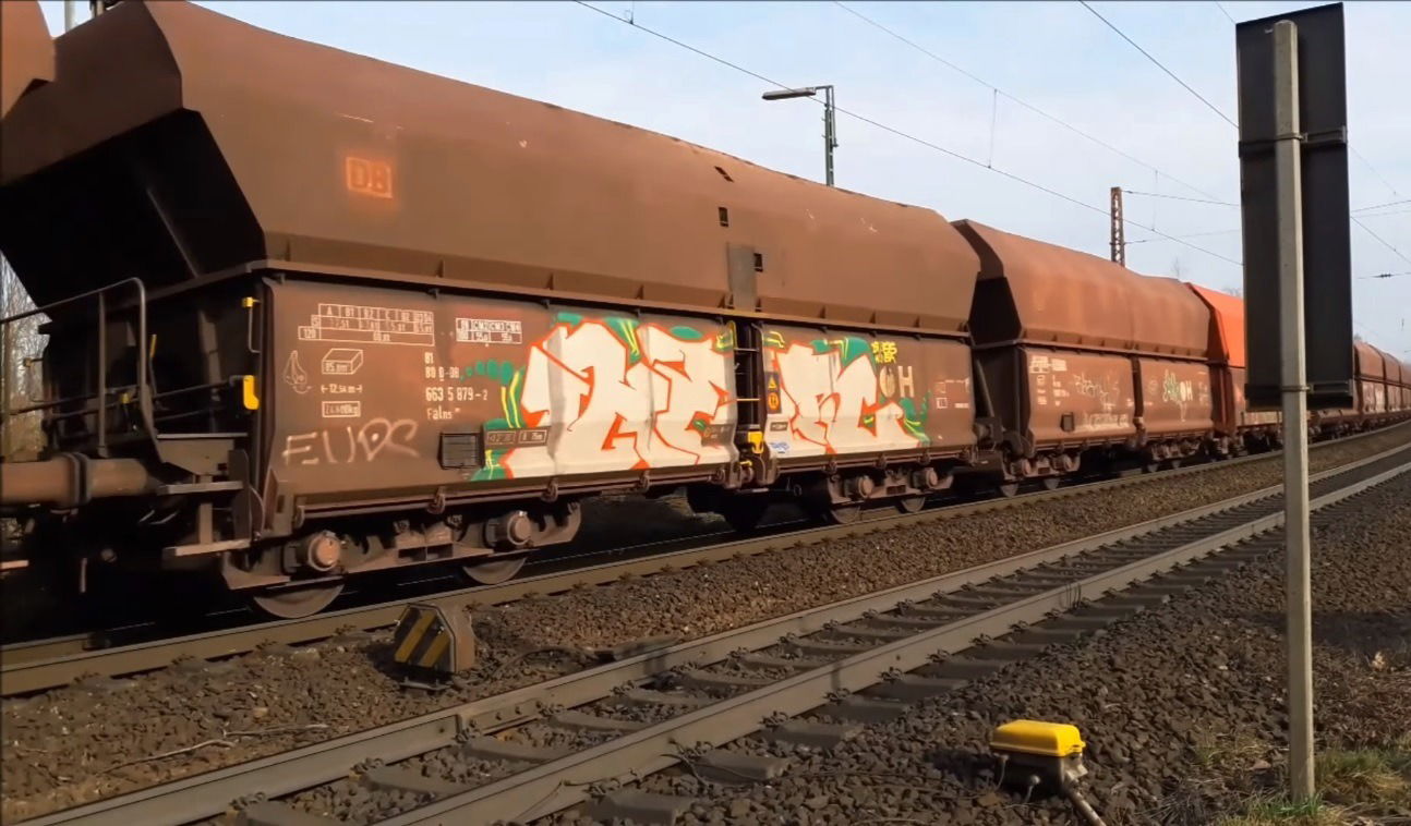 Graffiti Train - Photo by GUETERSLOW