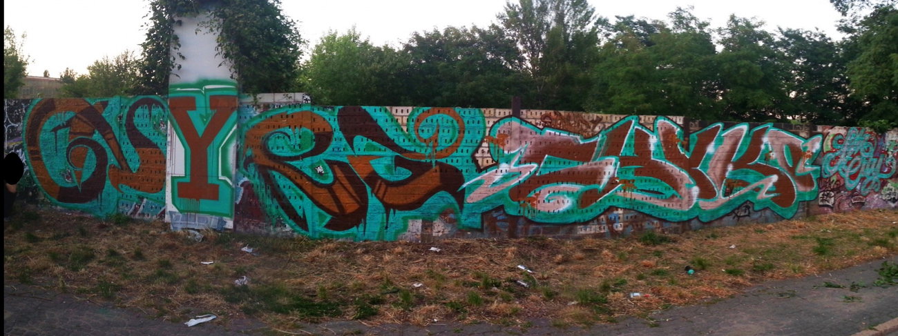 Graffiti Wall - Photo by GaunerZwoSiem