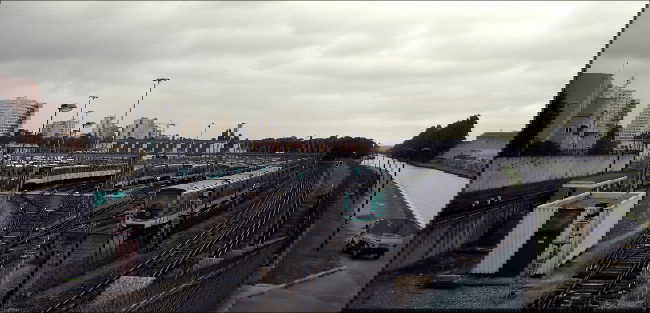 Graffiti Train in Paris - Photo by GerdemGerdem