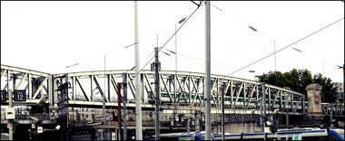 Graffiti Artwork in Paris - Photo by GerdemGerdem - pari