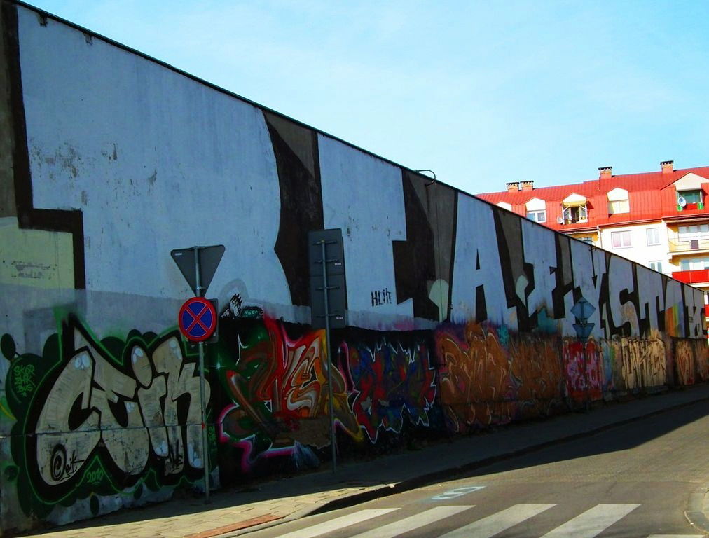 Graffiti Bombing - Photo by GerdemGerdem - wall, b-stok