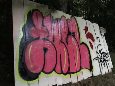 Graffiti Wall - Photo by GhostArt - throwwie (2016)