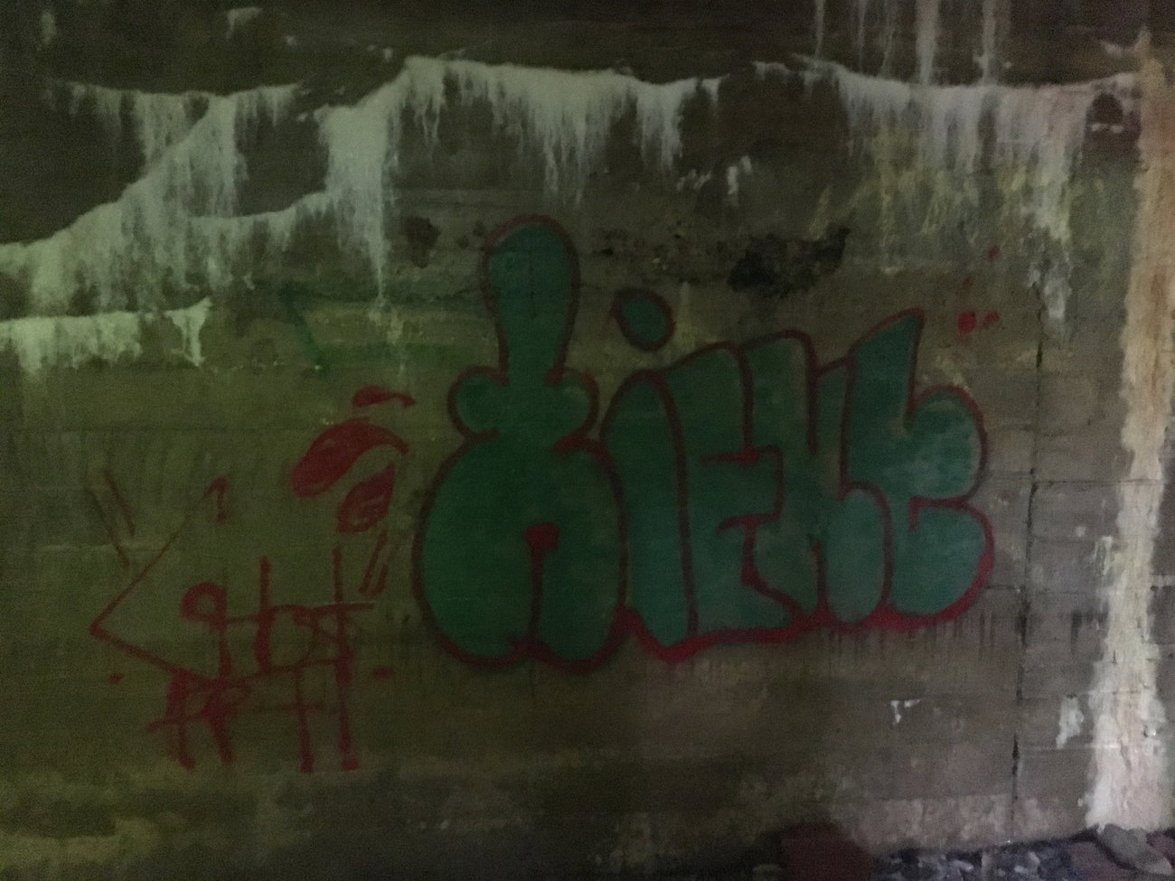 Graffiti Wall - Photo by GhostArt - throwwie (2016)