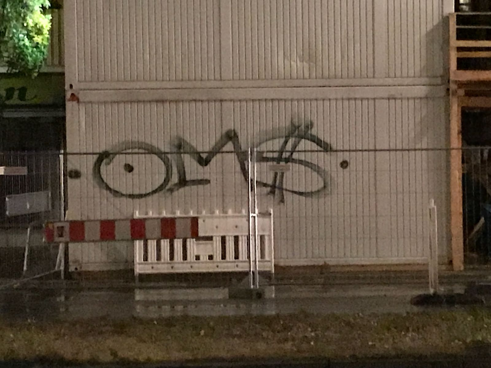 Graffiti Bombing in Drehort - Photo by GiseOms - oms, omscrew, oms42 (2017)