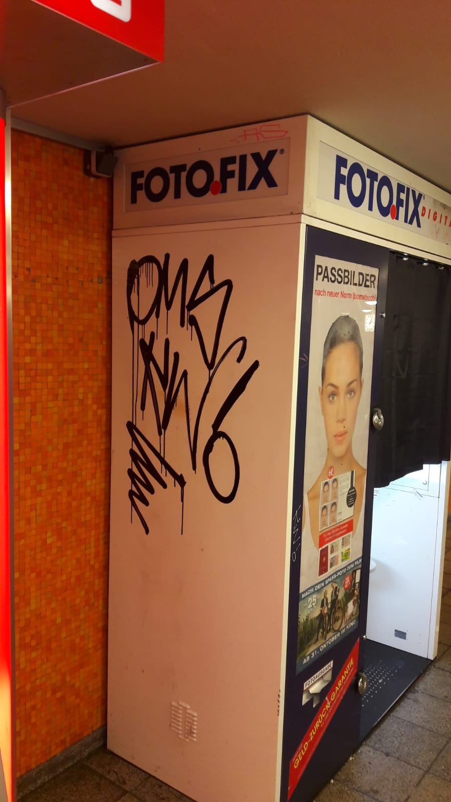 Graffiti Bombing in Drehort - Photo by GiseOms - oms, omscrew, oms42 (2017)