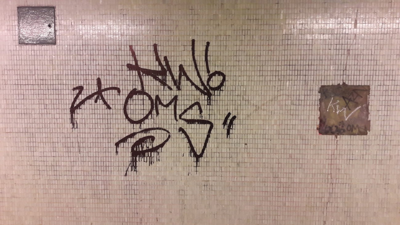 Graffiti Bombing in Drehort - Photo by GiseOms - oms, omscrew, oms42 (2017)