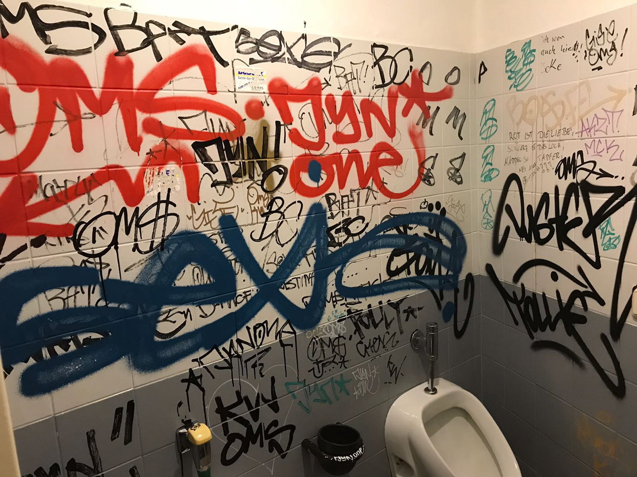 Graffiti Bombing in Drehort - Photo by GiseOms - oms, omscrew, oms42 (2018)