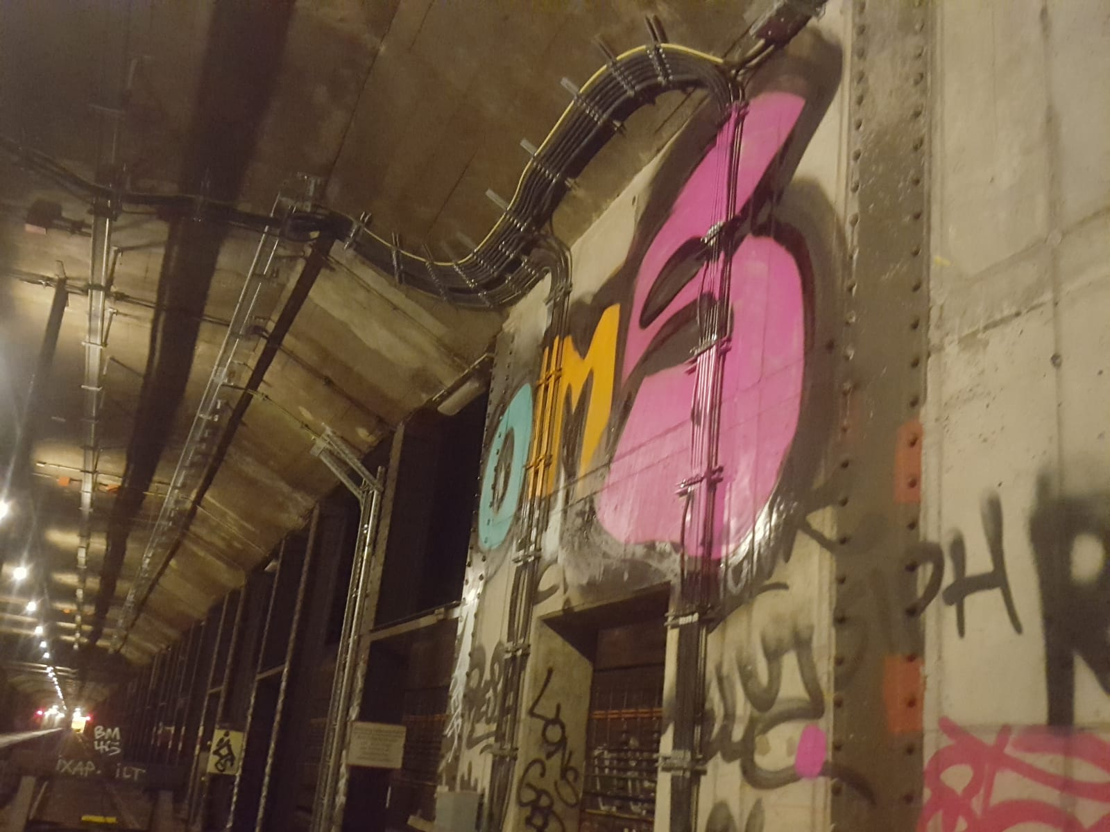 Graffiti Bombing in Drehort - Photo by GiseOms - oms, omscrew, oms42 (2018)