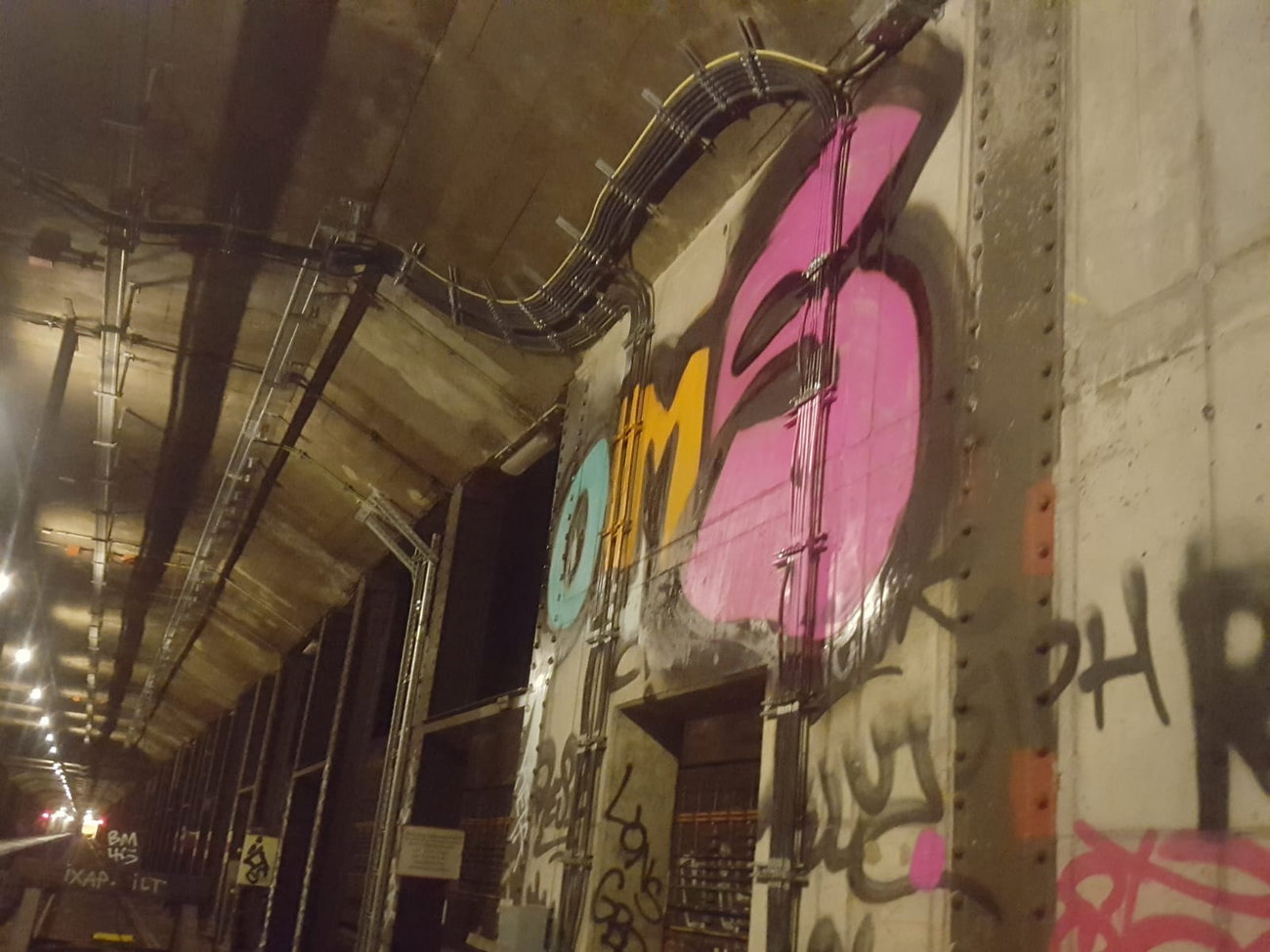Graffiti Bombing in Drehort - Photo by GiseOms - oms, omscrew, oms42 (2018)