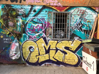 Graffiti Bombing in Drehort - Photo by GiseOms - oms, omscrew, oms42 (2018)