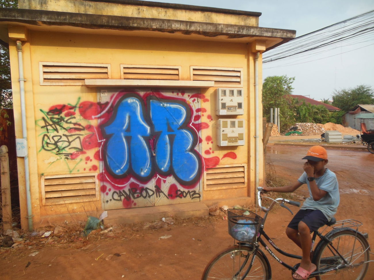 Graffiti Wall in Kambodscha - Photo by GoldenBrownS - GBS;, AR;, AR´S (2013)