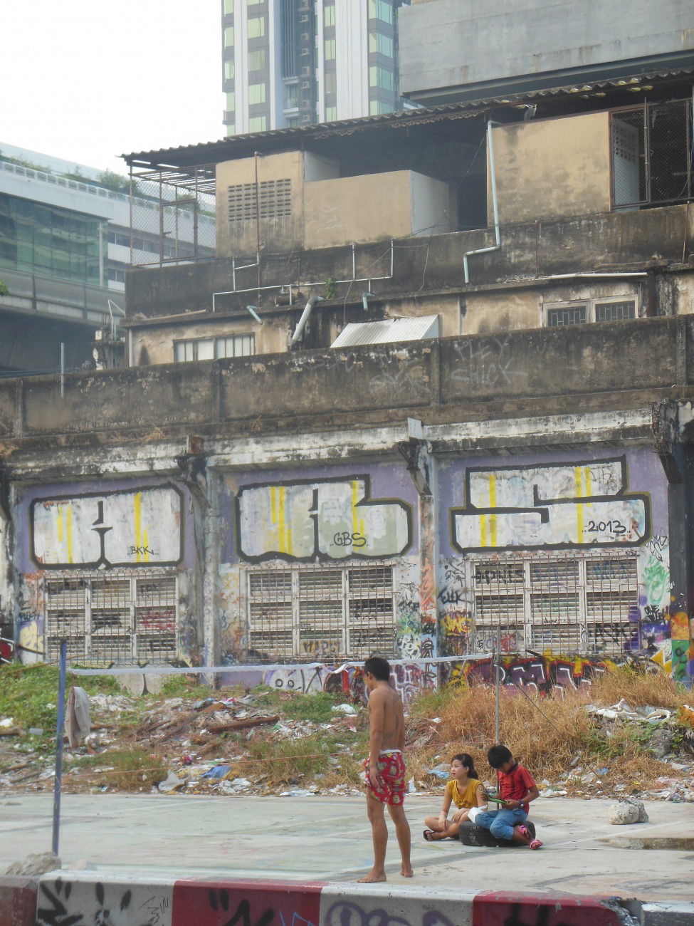 Graffiti Wall in Bang kraso subdistrict - Photo by GoldenBrownS - GBS, AR, AR´S