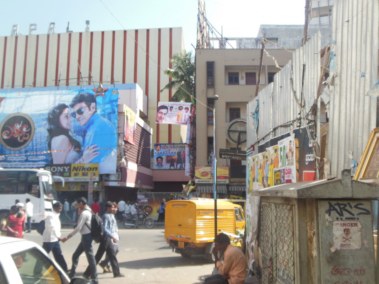 Graffiti Bombing in Mysuru - Photo by GoldenBrownS - GBS, AR, AR´S (2013)