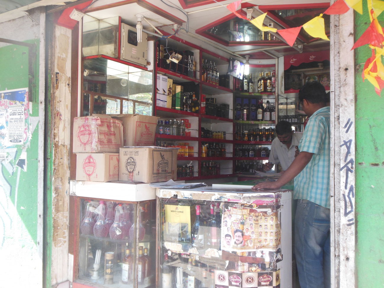 Graffiti Bombing in Bangalore - Photo by GoldenBrownS - GBS, AR, AR´S (2013)