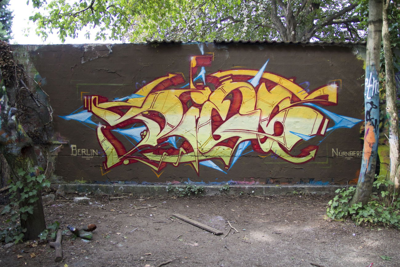Graffiti Wall - Photo by Goodfellaz - Dies