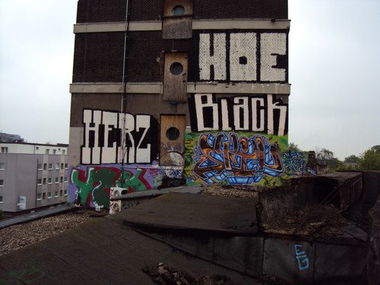 Graffiti Wall - Photo by Graffitido - herz, hoe, black