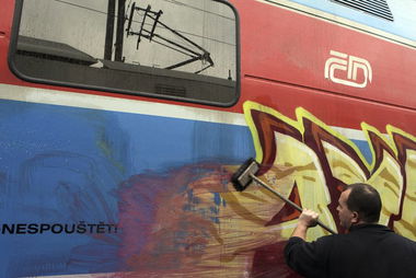 Graffiti Train - Photo by Graffmagazine - cleaning