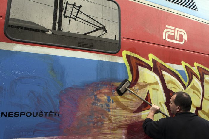Graffiti Train - Photo by Graffmagazine - cleaning