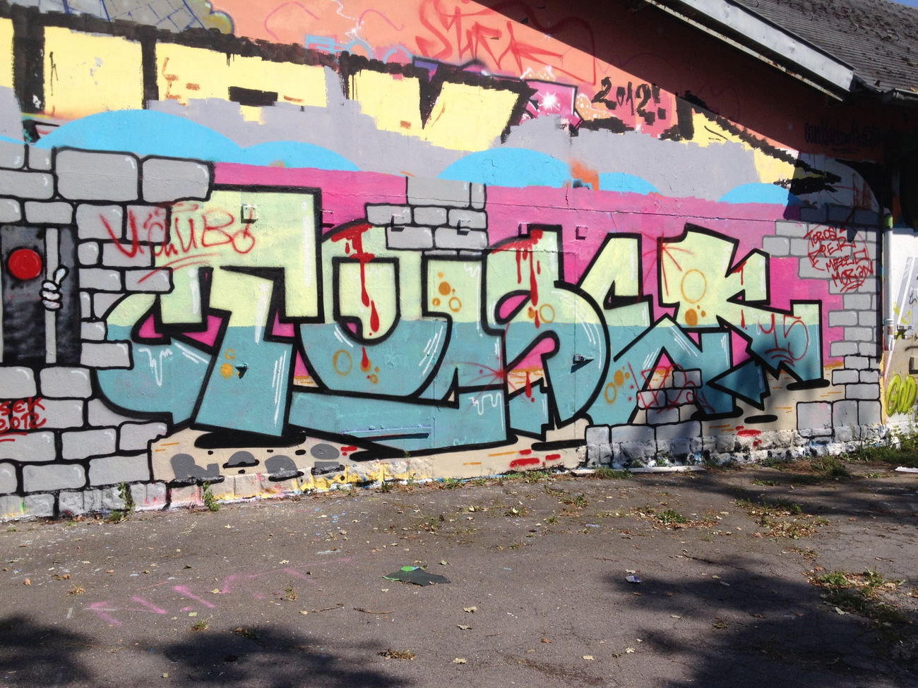 Graffiti Wall in Luxembourg - Photo by Grafilzer - tousek, uclub (2015)