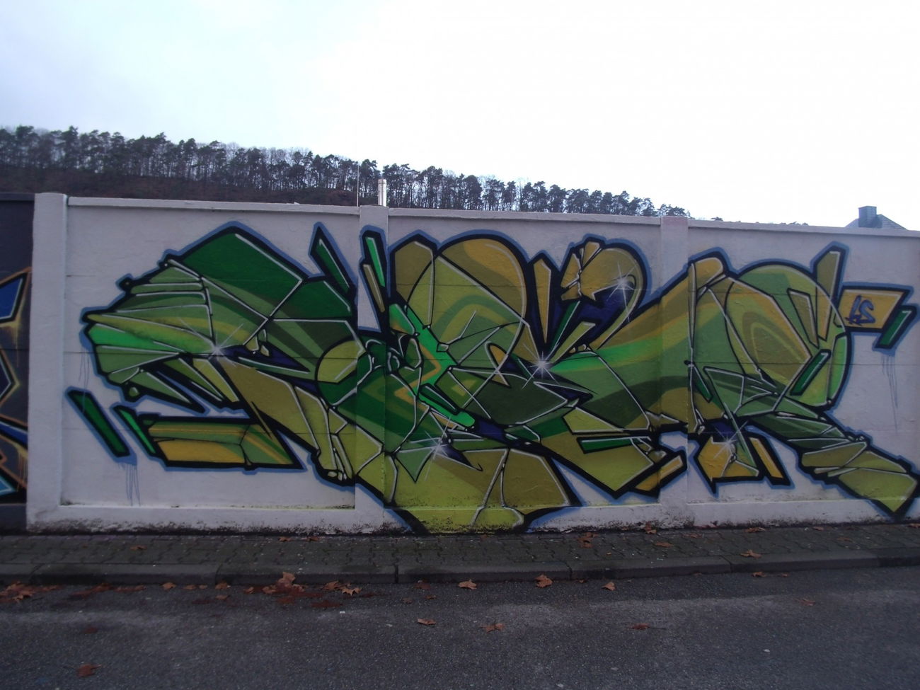 Graffiti Wall in Trier - Photo by Grafilzer - kaos, love