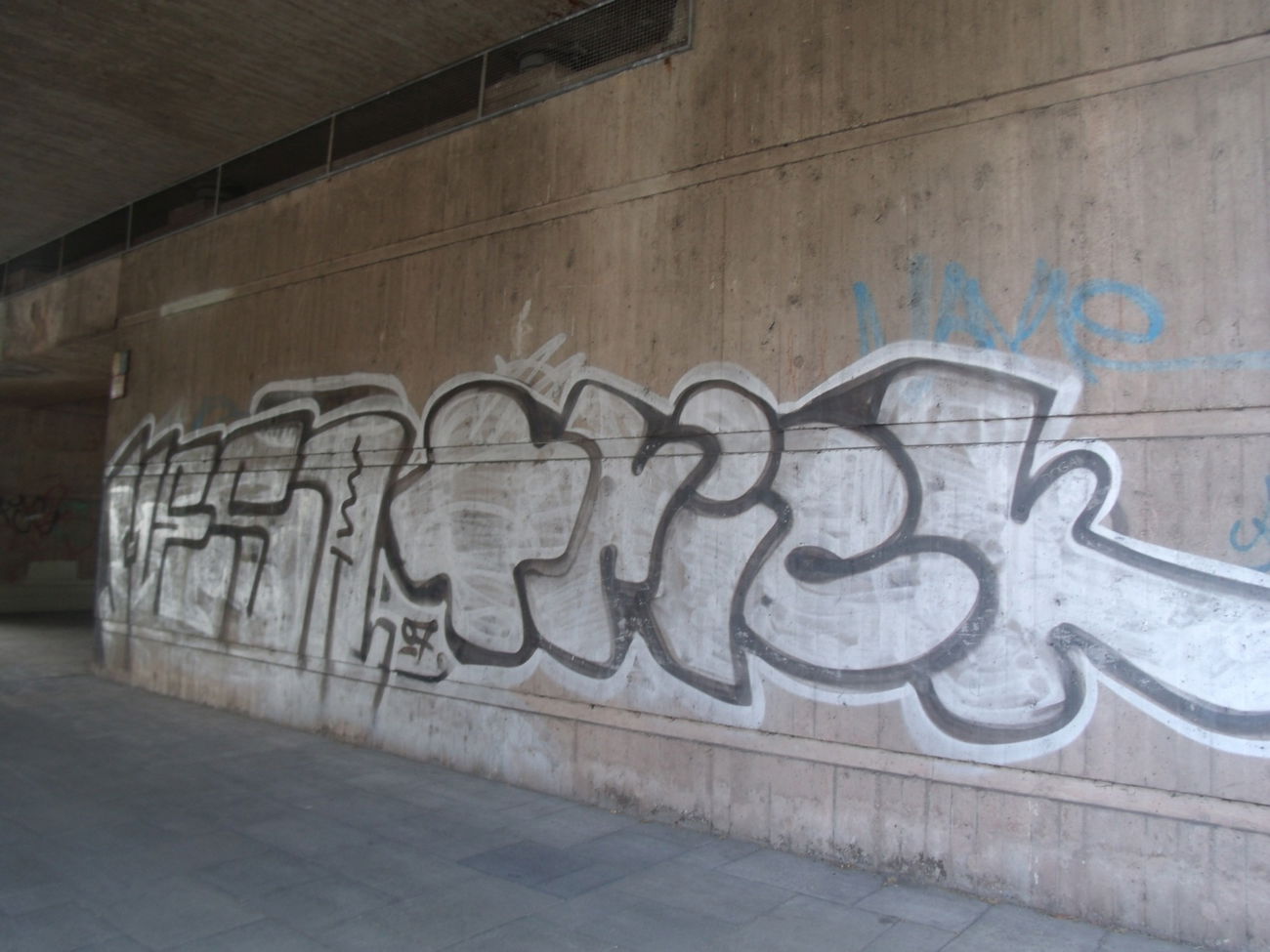 Graffiti Bombing in Trier - Photo by Grafilzer - mesa, trick (2007)