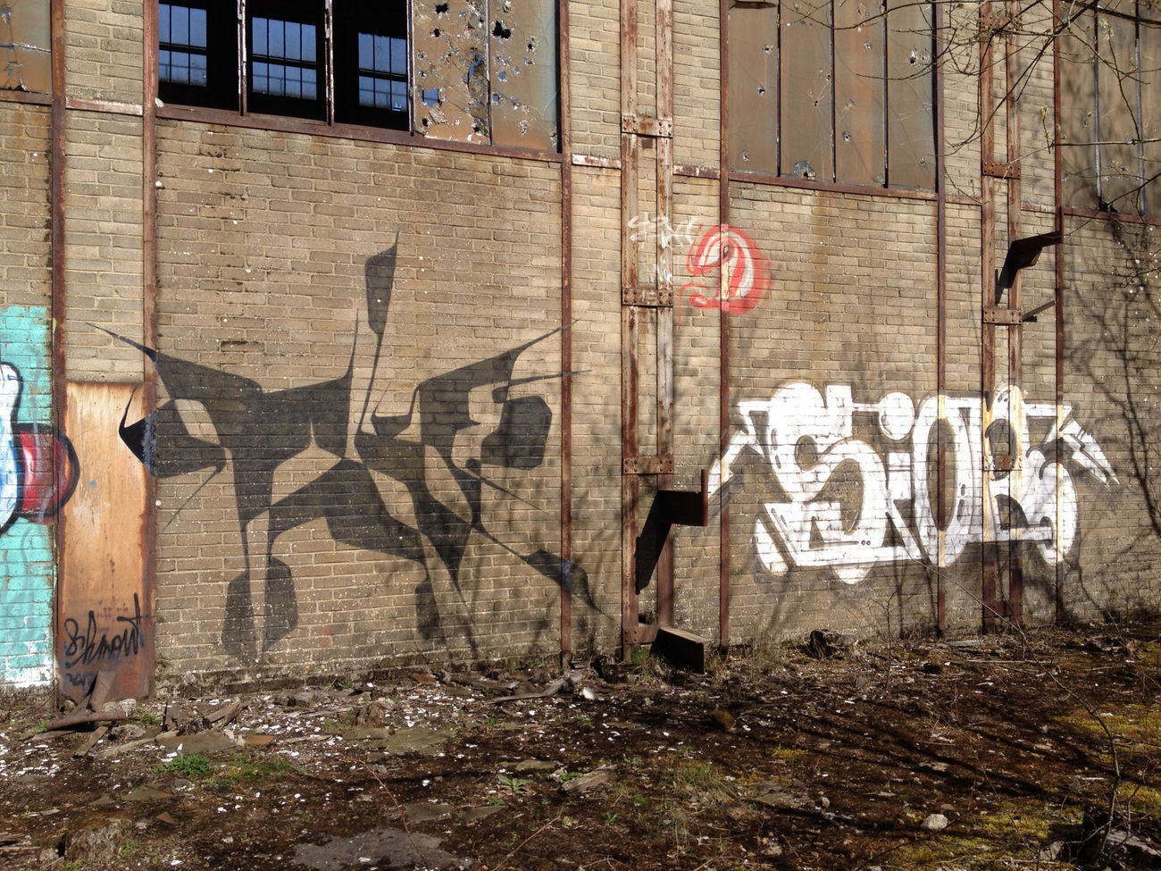 Graffiti Bombing in Luxembourg - Photo by Grafilzer - spike, sior, bft