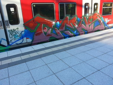 Graffiti Train in Hamburg - Photo by GurkenGlas - qms, tümus (2013)