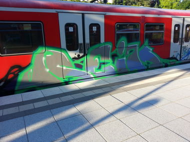 Graffiti Train in Hamburg - Photo by GurkenGlas - Reik, Qms (2013)