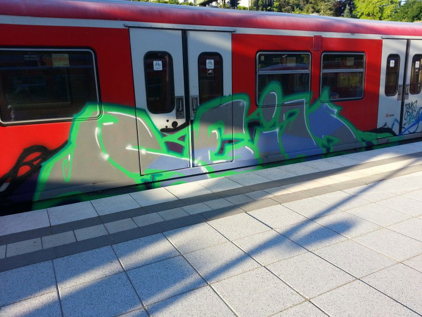 Graffiti Train in Hamburg - Photo by GurkenGlas - Reik, Qms (2013)