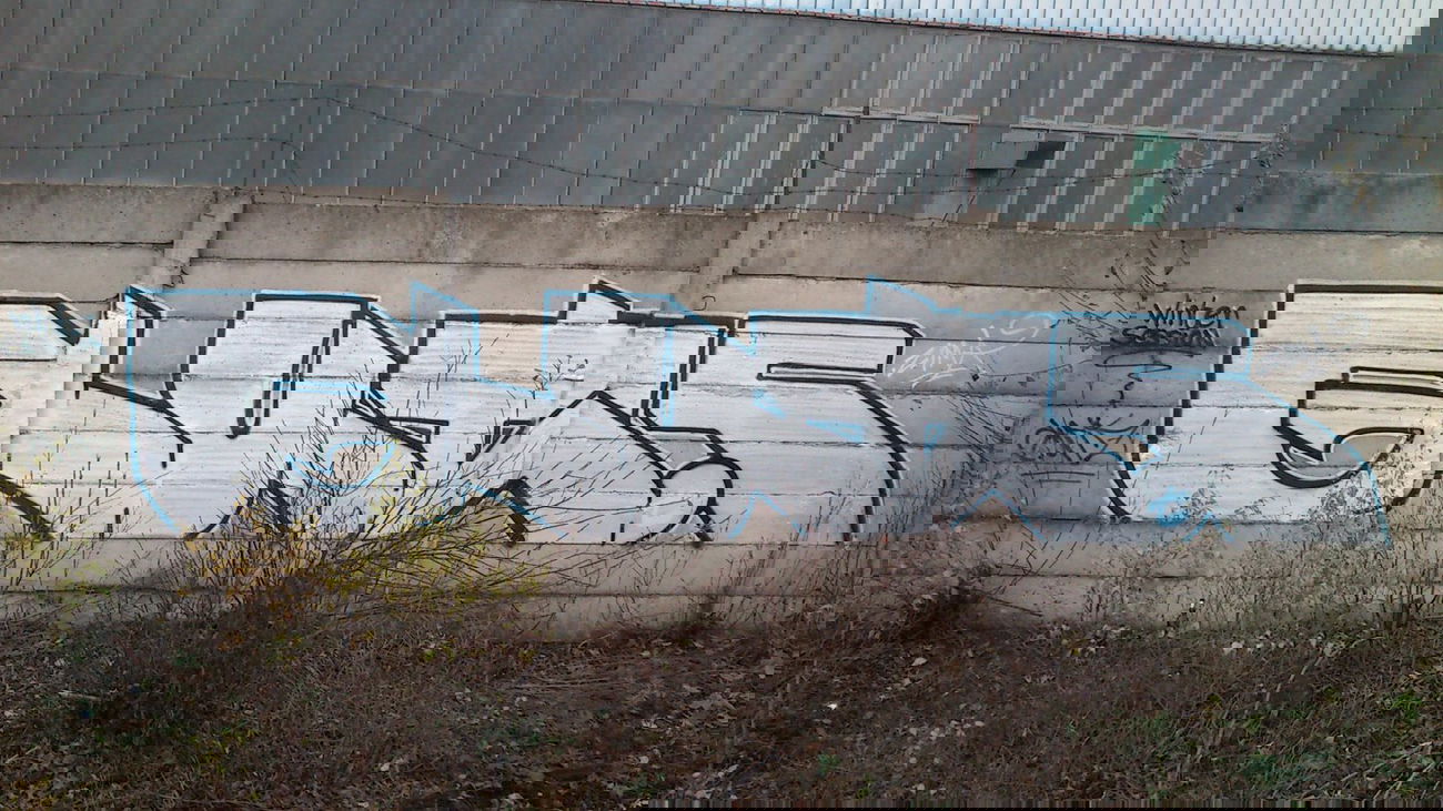 Graffiti Bombing in Ostrava - Photo by Gutzone - Guts (2013)