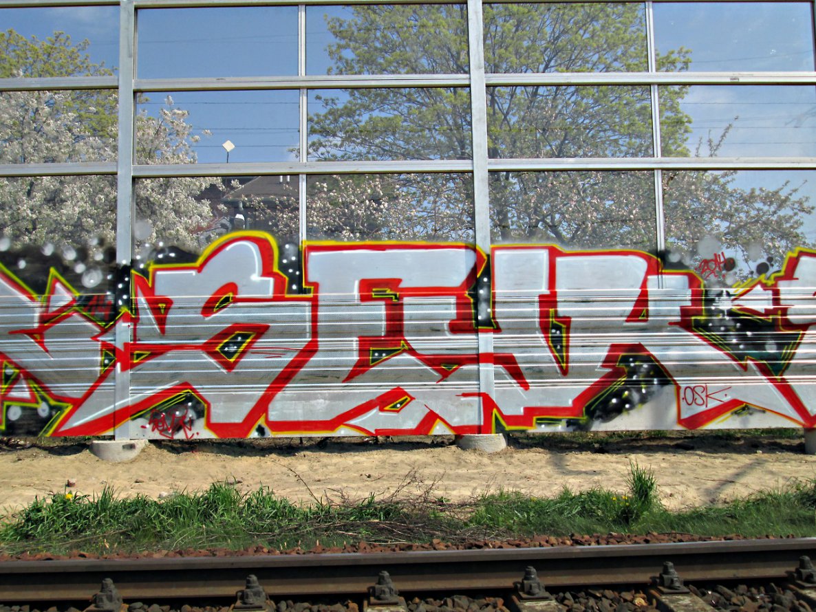 Graffiti Wall - Photo by HALLUCINOGEN - SEYK