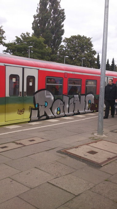 Graffiti Train in Hamburg - Photo by HAMBURG7 - round, lons, ahoy (2013)
