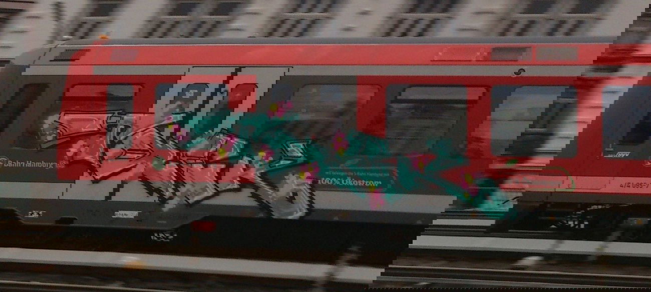 Graffiti Train in Hamburg - Photo by HAMBURG7 - teck, teck9, akro (2013)