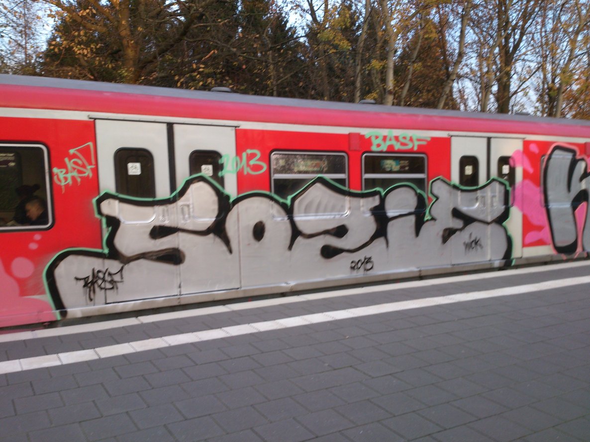 Graffiti Train in Hamburg - Photo by HAMBURG7 - sozie, knak, kar (2013)
