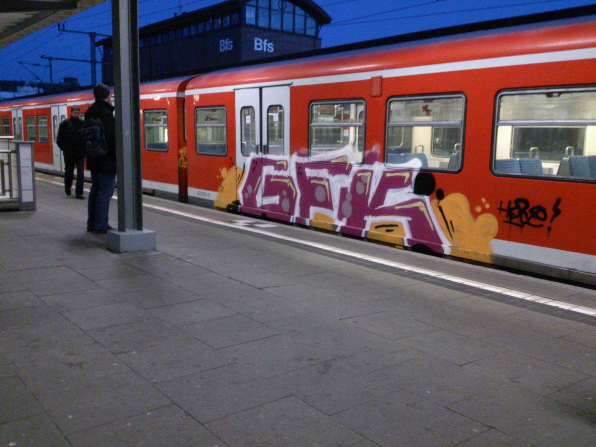 Graffiti Train in Hamburg - Photo by HAMBURG7 - gfk, bs, s-bahn (2013)
