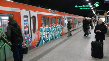 Graffiti Train in Hamburg - Photo by HAMBURG7 - aera, layup, faster (2013)