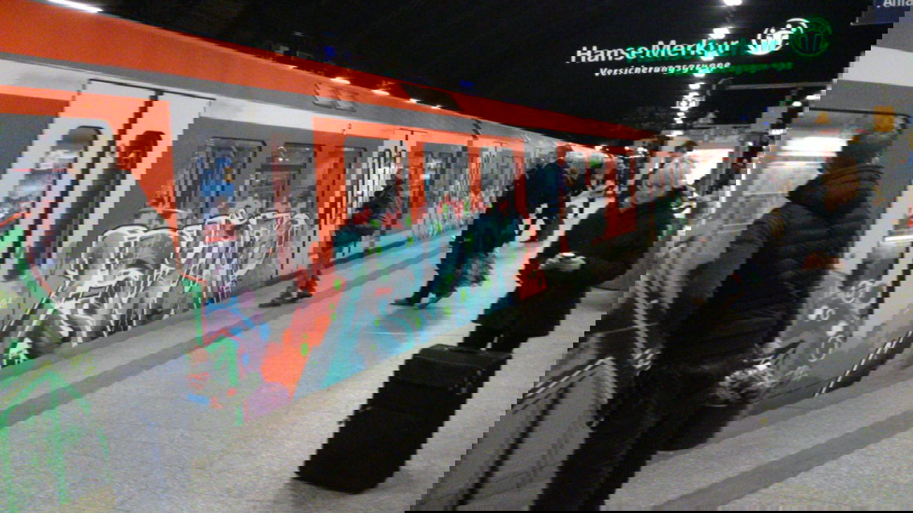 Graffiti Train in Hamburg - Photo by HAMBURG7 - aera, layup, faster (2013)