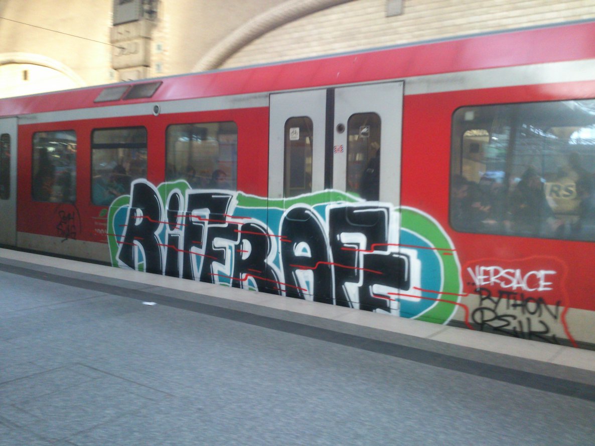 Graffiti Train in Hamburg - Photo by HAMBURG7 - riffraff, ?, koms (2014)