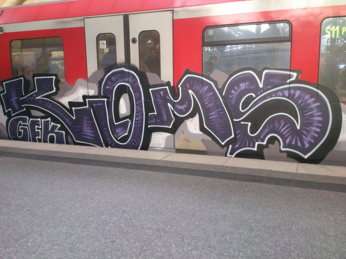 Graffiti Train in Hamburg - Photo by HAMBURG7 - koms, gfk (2014)